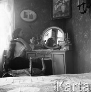 Lata 30., Polska.
Wnętrze domu. Prawdopodobnie pokój Marii Chobot w domu jej rodziców Gustawa i Heleny Chobotów. N/z prawdopodobnie Maria Chobot.
Fot. NN, kolekcja Witolda Lis-Olszewskiego, zbiory Ośrodka KARTA
