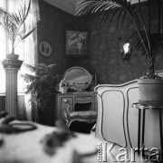Lata 30., prawdopodobnie Borysław-Tustanowice, Polska (obecnie Ukraina).
Wnętrze domu. Prawdopodobnie pokój Marii Chobot w domu jej rodziców Gustawa i Heleny Chobotów.
Fot. NN, kolekcja Witolda Lis-Olszewskiego, zbiory Ośrodka KARTA
