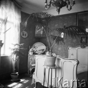 Lata 30., prawdopodobnie Borysław-Tustanowice, Polska (obecnie Ukraina).
Wnętrze domu. Prawdopodobnie pokój Marii Chobot w domu jej rodziców Gustawa i Heleny Chobotów.
Fot. NN, kolekcja Witolda Lis-Olszewskiego, zbiory Ośrodka KARTA