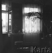 Lata 30., prawdopodobnie Borysław-Tustanowice, Polska (obecnie Ukraina).
Wnętrze domu. Prawdopodobnie pokój Marii Chobot w domu jej rodziców Gustawa i Heleny Chobotów.
Fot. NN, kolekcja Witolda Lis-Olszewskiego, zbiory Ośrodka KARTA