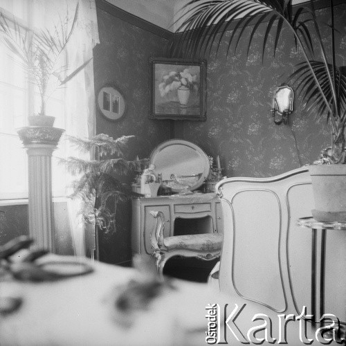 Lata 30., prawdopodobnie Borysław-Tustanowice, Polska (obecnie Ukraina).
Wnętrze domu. Prawdopodobnie pokój Marii Chobot w domu jej rodziców Gustawa i Heleny Chobotów.
Fot. NN, kolekcja Witolda Lis-Olszewskiego, zbiory Ośrodka KARTA
