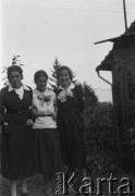 Lata 30., prawdopodobnie Borysław-Tustanowice, Polska (obecnie Ukraina).
Prawdopodobnie Maria Chobot (w środku) z koleżankami.
Fot. NN, kolekcja Witolda Lis-Olszewskiego, zbiory Ośrodka KARTA