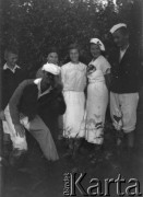 Lata 30., Borysław-Tustanowice, Polska (obecnie Ukraina).
Prawdopodobnie Maria Chobot (trzecia z lewej) z koleżankami i kolegami.
Fot. NN, kolekcja Witolda Lis-Olszewskiego, zbiory Ośrodka KARTA