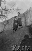 Lata 30., Borysław-Tustanowice, Polska (obecnie Ukraina).
Prawdopodobnie Maria Chobot (z prawej) z koleżanka.
Fot. NN, kolekcja Witolda Lis-Olszewskiego, zbiory Ośrodka KARTA