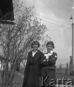 Lata 30., Borysław-Tustanowice, Polska (obecnie Ukraina).
Prawdopodobnie Maria Chobot (z prawej) z koleżanka.
Fot. NN, kolekcja Witolda Lis-Olszewskiego, zbiory Ośrodka KARTA