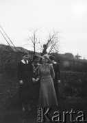 Lata 30., Borysław-Tustanowice, Polska (obecnie Ukraina).
Prawdopodobnie Maria Chobot (druga z lewej) z koleżankami. W głębi widoczny szyb wiertniczy kopalni ropy naftowej.
Fot. NN, kolekcja Witolda Lis-Olszewskiego, zbiory Ośrodka KARTA