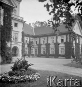 Lata 30., Dzików, Polska.
Pałac Tarnowskich w Dzikowie.
Fot. NN, kolekcja Witolda Lis-Olszewskiego, zbiory Ośrodka KARTA