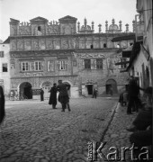 Lata 30., Kazimierz Dolny nad Wisłą, Polska.
Rynek kazimierski, w głębi kamienica Przybyłów.
Fot. NN, kolekcja Witolda Lis-Olszewskiego, zbiory Ośrodka KARTA