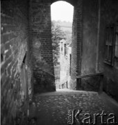 Lata 30., Sandomierz, Polska.
Furta Dominikańska (tzw. Ucho Igielne) w murach miejskich.
Fot. NN, kolekcja Witolda Lis-Olszewskiego, zbiory Ośrodka KARTA