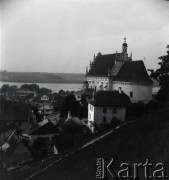 Lata 30., Kazimierz Dolny nad Wisłą, Polska.
Kościół farny św. Jana Chrzciciela i św. Bartłomieja, widok ze stoków Góry Trzech Krzyży.
Fot. NN, kolekcja Witolda Lis-Olszewskiego, zbiory Ośrodka KARTA