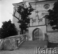 Lata 30., Kazimierz Dolny nad Wisłą, Polska.
Kościół farny św. Jana Chrzciciela i św. Bartłomieja w Kazimierzu Dolnym.
Fot. NN, kolekcja Witolda Lis-Olszewskiego, zbiory Ośrodka KARTA