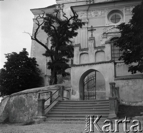 Lata 30., Kazimierz Dolny nad Wisłą, Polska.
Kościół farny św. Jana Chrzciciela i św. Bartłomieja w Kazimierzu Dolnym.
Fot. NN, kolekcja Witolda Lis-Olszewskiego, zbiory Ośrodka KARTA