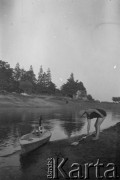 1928-1936, Polska.
Henryka Lis-Olszewska podczas sływu kajakowego.
Fot. NN, kolekcja Witolda Lis-Olszewskiego, zbiory Ośrodka KARTA