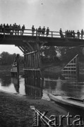 1928-1936, Polska.
Ludzie na moście. Zdjęcie wykonane podczas spływu kajakowego.
Fot. NN, kolekcja Witolda Lis-Olszewskiego, zbiory Ośrodka KARTA
