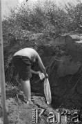 1928-1936, Polska.
Pranie podczas spływu kajakowego.
Fot. NN, kolekcja Witolda Lis-Olszewskiego, zbiory Ośrodka KARTA