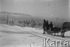 Lata 30., Oporzec, Polska (obecnie Ukraina).
Sanie i zimowy krajobraz.
Fot. NN, kolekcja Witolda Lis-Olszewskiego, zbiory Ośrodka KARTA