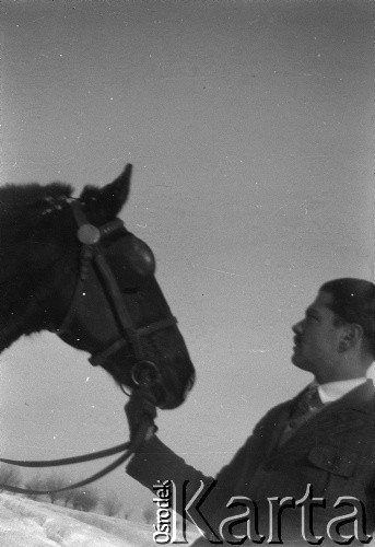 Lata 30., Oporzec, Polska (obecnie Ukraina).
Witold Lis-Olszewski i koń.
Fot. NN, kolekcja Witolda Lis-Olszewskiego, zbiory Ośrodka KARTA