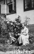Lata 30., Borysław, Polska (obecnie Ukraina).
Od lewej: Maria Chobot, Helena Chobot - prawdopodobnie przed domem rodziny Chobotów przy ulicy Legionów 93.
Fot. NN, kolekcja Witolda Lis-Olszewskiego, zbiory Ośrodka KARTA