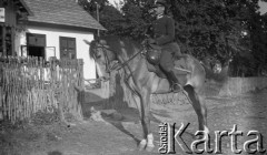 Czerwiec 1927, Fitków, Polska.
Kawalerzysta przed urzędem gminnym.
Fot. NN, kolekcja Witolda Lis-Olszewskiego, zbiory Ośrodka KARTA