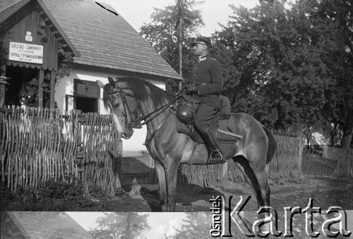 Czerwiec 1927, Fitków, Polska.
Kawalerzysta przed urzędem gminnym.
Fot. NN, kolekcja Witolda Lis-Olszewskiego, zbiory Ośrodka KARTA