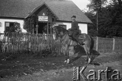 Czerwiec 1927, Fitków, Polska.
Kawalerzysta przed urzędem gminnym.
Fot. NN, kolekcja Witolda Lis-Olszewskiego, zbiory Ośrodka KARTA