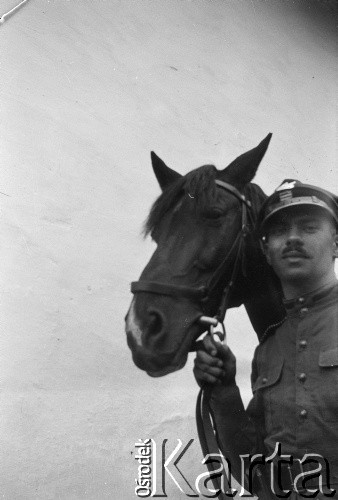 Czerwiec 1927, Fitków, Polska.
Kawalerzysta przed urzędem gminnym.
Fot. NN, kolekcja Witolda Lis-Olszewskiego, zbiory Ośrodka KARTA