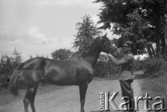 Czerwiec 1927, Fitków, Polska.
Kawalerzysta przed urzędem gminnym.
Fot. NN, kolekcja Witolda Lis-Olszewskiego, zbiory Ośrodka KARTA