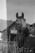 Czerwiec 1927, Fitków, Polska.
Kawalerzysta przed urzędem gminnym.
Fot. NN, kolekcja Witolda Lis-Olszewskiego, zbiory Ośrodka KARTA