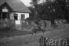 Czerwiec 1927, Fitków, Polska.
Kawalerzysta przed urzędem gminnym.
Fot. NN, kolekcja Witolda Lis-Olszewskiego, zbiory Ośrodka KARTA