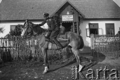 Czerwiec 1927, Fitków, Polska.
Kawalerzysta przed urzędem gminnym.
Fot. NN, kolekcja Witolda Lis-Olszewskiego, zbiory Ośrodka KARTA