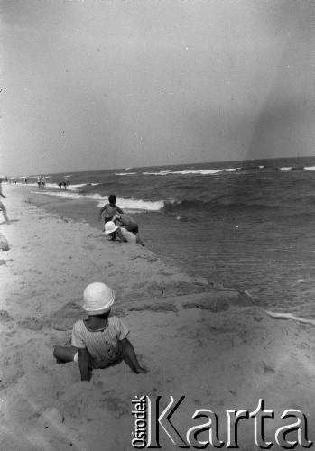 Lata 30, prawdopodobnie Hel, Polska.
Wypoczynek na plaży.
Fot. NN, kolekcja Witolda Lis-Olszewskiego, zbiory Ośrodka KARTA