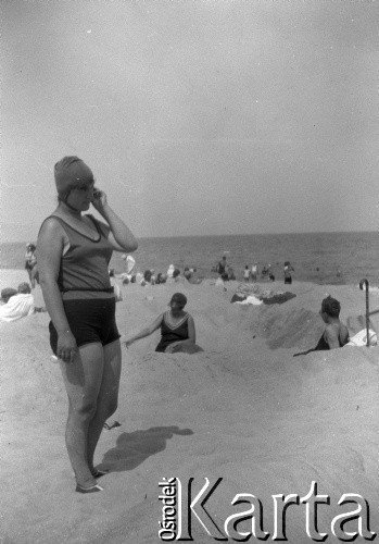 Lata 30, prawdopodobnie Hel, Polska.
Wypoczynek na plaży, n/z Henryka Lis-Olszewska w kostiumie i czepku kąpielowym.
Fot. NN, kolekcja Witolda Lis-Olszewskiego, zbiory Ośrodka KARTA