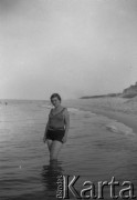 Lata 30, prawdopodobnie Hel, Polska.
Henryka Lis-Olszewska na plaży.
Fot. NN, kolekcja Witolda Lis-Olszewskiego, zbiory Ośrodka KARTA