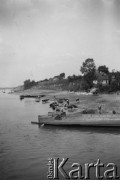 1930, Wisła, Polska.
Rejs po Wiśle, widok ze statku na brzeg rzeki.
Fot. NN, kolekcja Witolda Lis-Olszewskiego, zbiory Ośrodka KARTA