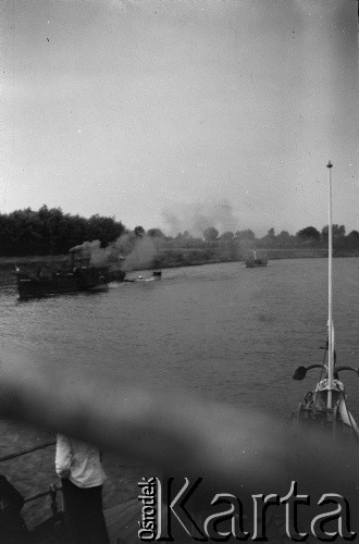 1930, Wisła, Polska.
Rejs po Wiśle, n/z statki na rzece.
Fot. NN, kolekcja Witolda Lis-Olszewskiego, zbiory Ośrodka KARTA