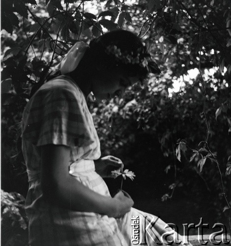Lata 30., Borysław, Polska (obecnie Ukraina).
Prawdopodobnie Maria Chobot, córka Gustawa i Heleny Chobotów, przyrodnia siostra Henryki Lis-Olszewskiej.
Fot. NN, kolekcja Witolda Lis-Olszewskiego, zbiory Ośrodka KARTA