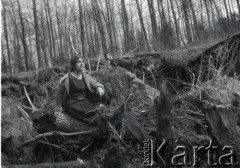 Kwiecień 1928, Borysław (okolice), Polska.
Wycieczka pod miasto, n/z Henryka Lis-Olszewska. Na odwrocie dopisek: 