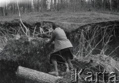 Kwiecień 1928, Borysław (okolice), Polska.
Wycieczka pod miasto, n/z Henryka Lis-Olszewska. Na odwrocie zdjęcia dopisek: 