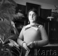 Lata 20., prawdopodobnie Borysław, Polska (obecnie Ukraina).
Henryka Lis-Olszewska, prawdopodobnie w domu rodzinnym.
Fot. NN, kolekcja Witolda Lis-Olszewskiego, zbiory Ośrodka KARTA