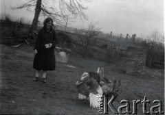 Kwiecień 1928, Działy (okolice Borysławia), Polska.
Henryka Lis-Olszewska na wiejskim podwórku. Dopisek na odwrocie: 