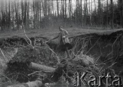 Kwiecień 1928, Borysław (okolice), Polska.
Wycieczka pod miasto, n/z Henryka Lis-Olszewska. Na odwrocie zdjęcia dopisek: 