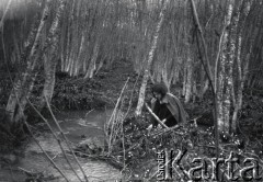 Kwiecień 1928, Borysław (okolice), Polska.
Wycieczka pod miasto, n/z Henryka Lis-Olszewska.
Fot. NN, kolekcja Witolda Lis-Olszewskiego, zbiory Ośrodka KARTA