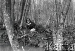 Kwiecień 1928, Borysław (okolice), Polska.
Wycieczka pod miasto, n/z Henryka Lis-Olszewska. Na odwrocie dopisek: 