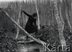 Kwiecień 1928, Borysław (okolice), Polska.
Wycieczka pod miasto, n/z Henryka Lis-Olszewska.
Fot. NN, kolekcja Witolda Lis-Olszewskiego, zbiory Ośrodka KARTA