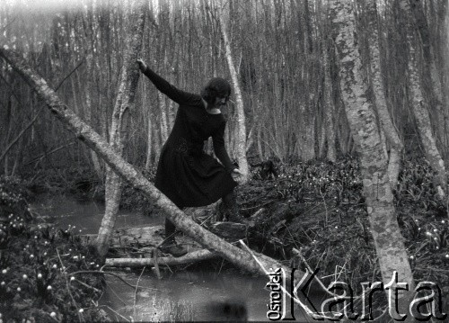 Kwiecień 1928, Borysław (okolice), Polska.
Wycieczka pod miasto, n/z Henryka Lis-Olszewska.
Fot. NN, kolekcja Witolda Lis-Olszewskiego, zbiory Ośrodka KARTA