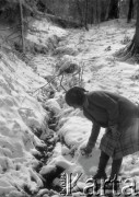 Kwiecień 1928, Borysław (okolice), Polska.
Wycieczka na Dział, n/z Henryka Lis-Olszewska. Na odwrocie dopisek: 