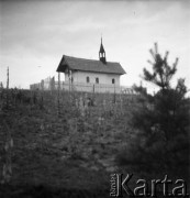 Lata 30., Czarnohora, Polska (obecnie Ukraina).
Cerkiew na szczycie wzgórza.
Fot. NN, kolekcja Witolda Lis-Olszewskiego, zbiory Ośrodka KARTA