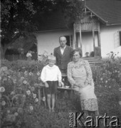 Lata 30., Polska.
Rodzina przed domem pozuje do zdjęcia.
Fot. NN, kolekcja Witolda Lis-Olszewskiego, zbiory Ośrodka KARTA