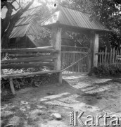 Lata 30., Czarnohora, Polska (obecnie Ukraina).
Zagroda huculska.
Fot. NN, kolekcja Witolda Lis-Olszewskiego, zbiory Ośrodka KARTA