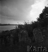 Lata 30., Polska.
Kirkut nad brzegiem rzeki.
Fot. NN, kolekcja Witolda Lis-Olszewskiego, zbiory Ośrodka KARTA